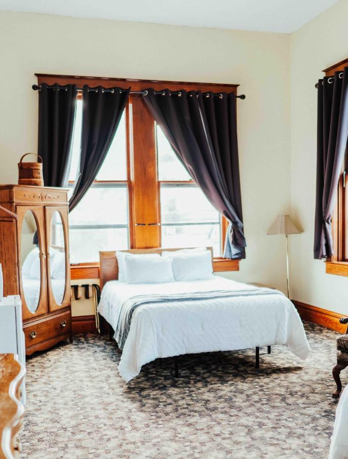 Town Hall Inn Lead Экстерьер фото