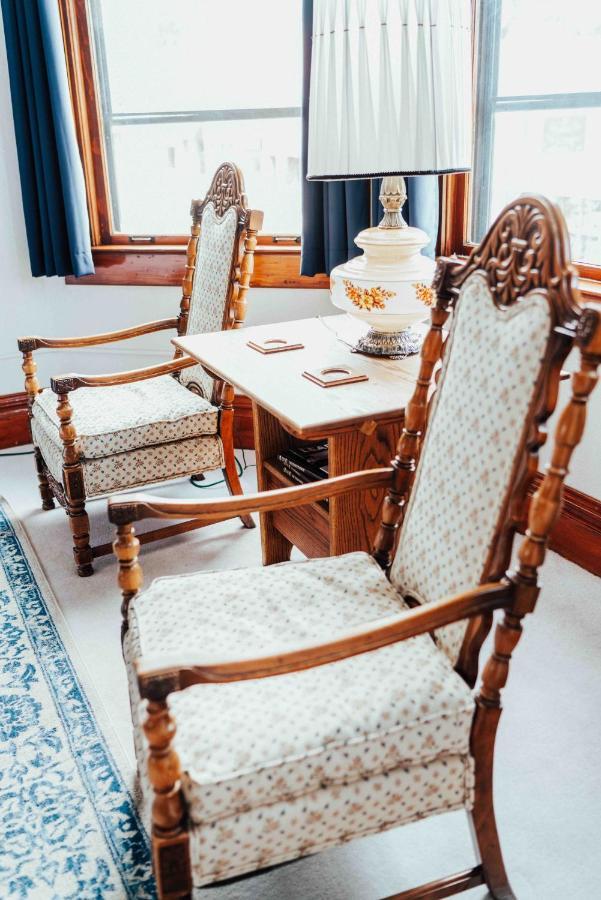 Town Hall Inn Lead Экстерьер фото